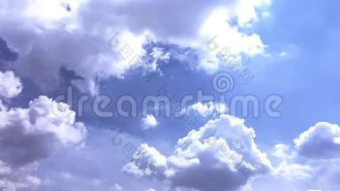 白云在蓝天上的<strong>烈日</strong>下消失了.. 延时运动云蓝天背景.. 蓝天。 云。